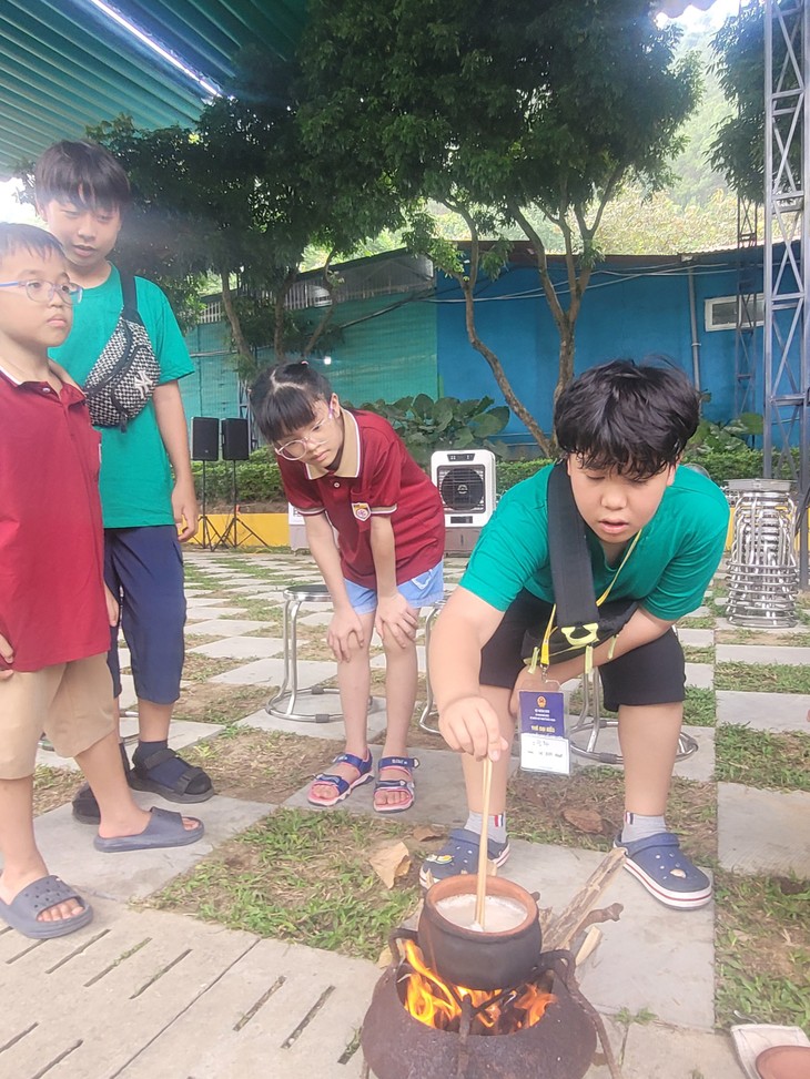 Giao lưu tình bạn giữa đoàn thiếu nhi kiều bào Việt Nam tại Hàn Quốc và trường TH Nguyễn Bỉnh Khiêm  - ảnh 9