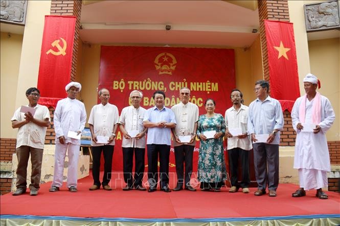 Bộ trưởng, Chủ nhiệm Ủy ban Dân tộc thăm, chúc mừng Tết Ka tê 2024 đồng bào Chăm tại Bình Thuận - ảnh 1