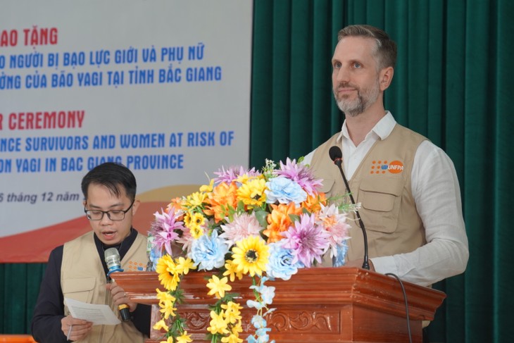 UNFPA và Hội Nông dân Việt Nam trao tặng 400 bộ đồ dùng thiết yếu cho phụ nữ ở Bắc Giang - ảnh 1