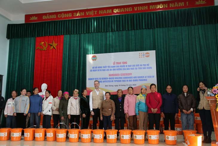 UNFPA và Hội Nông dân Việt Nam trao tặng 400 bộ đồ dùng thiết yếu cho phụ nữ ở Bắc Giang - ảnh 9