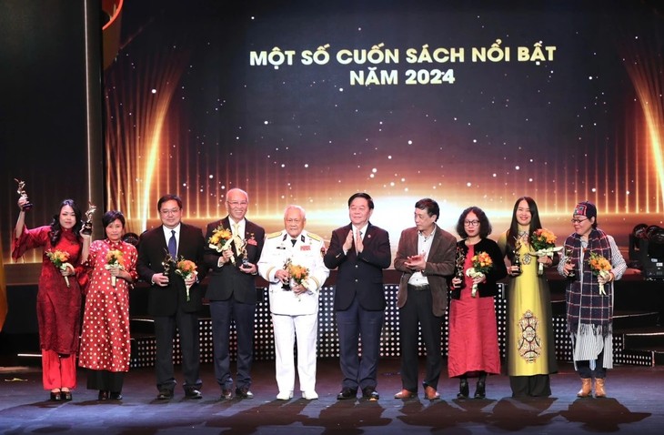 Tôn vinh các nghệ sĩ tiêu biểu và cuốn sách nổi bật năm 2024 - ảnh 1