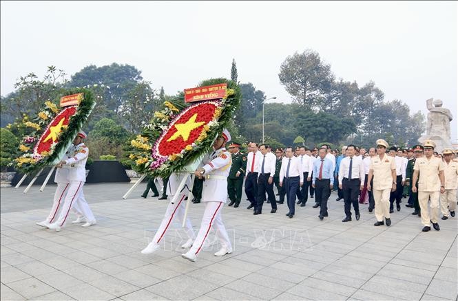 Thành phố Hồ Chí Minh: Dâng hương các Anh hùng Liệt sỹ nhân dịp Tết Ất Tỵ năm 2025 - ảnh 1