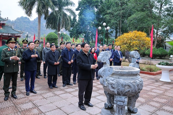 Thủ tướng dâng hương tưởng nhớ Chủ tịch Hồ Chí Minh tại khu di tích lịch sử Chiến dịch Biên giới 1950 - ảnh 1