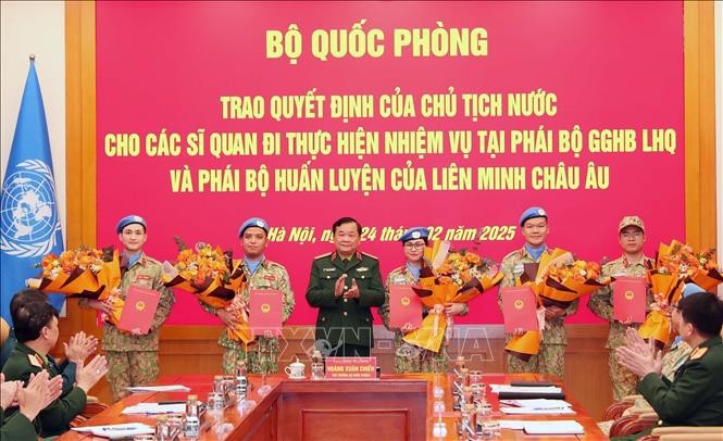 Trao Quyết định của Chủ tịch nước cho các sĩ quan lên đường gìn giữ hòa bình - ảnh 1