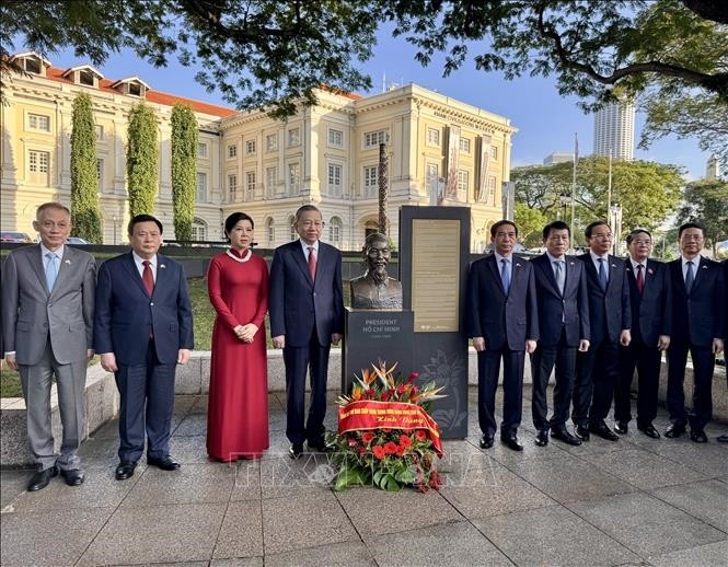 Tổng Bí thư Tô Lâm dâng hoa tưởng niệm Chủ tịch Hồ Chí Minh ở Bảo tàng Văn minh châu Á, Singapore - ảnh 1