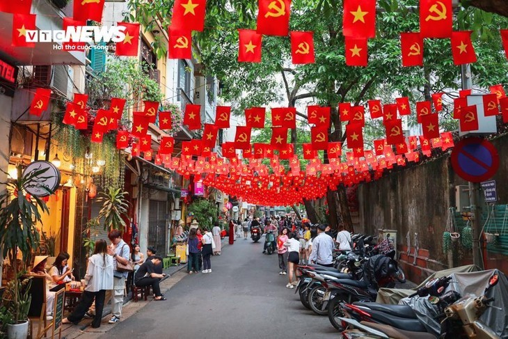 Hà Nội rực rỡ cờ hoa chào mừng 50 thống nhất đất nước - ảnh 1