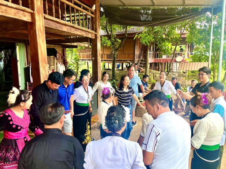 Độc đáo món thịt lợn trộn lá sổm phát ở Tủa Chùa, Điện Biên - ảnh 2