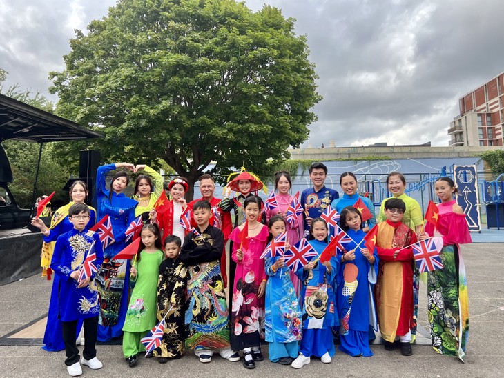 Sắc màu văn hóa Việt Nam lan tỏa tại Lễ hội Happy Street 2025 tại London - ảnh 1