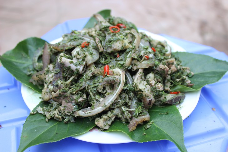 Độc đáo món thịt lợn trộn lá sổm phát ở Tủa Chùa, Điện Biên - ảnh 1