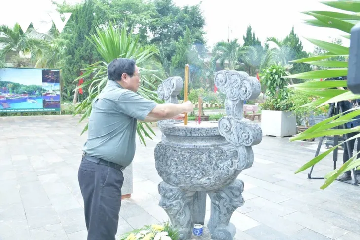 Thủ tướng dâng hương tưởng niệm Bác Hồ và các anh hùng liệt sĩ tại Quảng Trị - ảnh 2