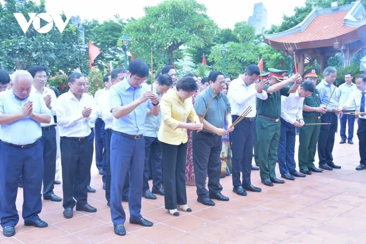 Thủ tướng dâng hương tưởng niệm Bác Hồ và các anh hùng liệt sĩ tại Quảng Trị - ảnh 1