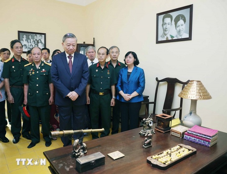 Tổng Bí thư Tô Lâm dâng hương tưởng niệm Chủ tịch Hồ Chí Minh tại Di tích nhà số 48 Hàng Ngang, Hà Nội - ảnh 2