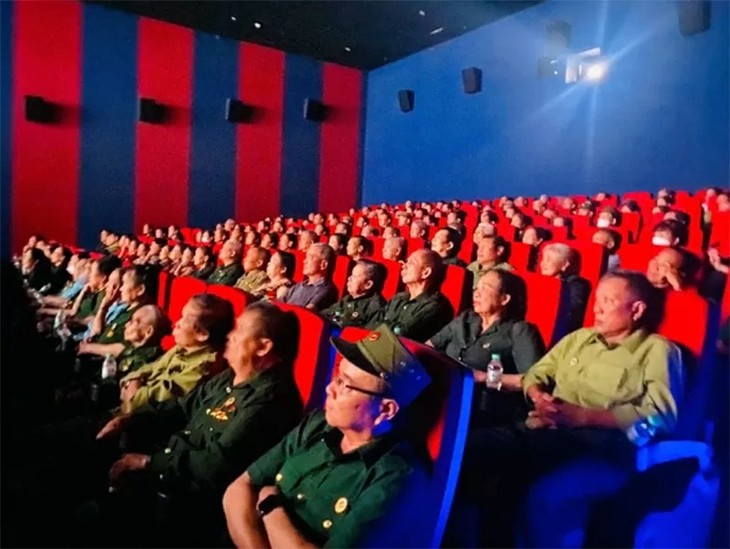 Quỹ Tấm lòng vàng Sunshine Global tri ân các Cựu chiến binh và chiếu phim “Mưa đỏ” tại Nghệ An - ảnh 2