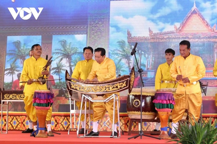 Đồng bào Khmer mừng lễ Sene Dolta đoàn kết, đổi mới, hội nhập, phát triển - ảnh 1