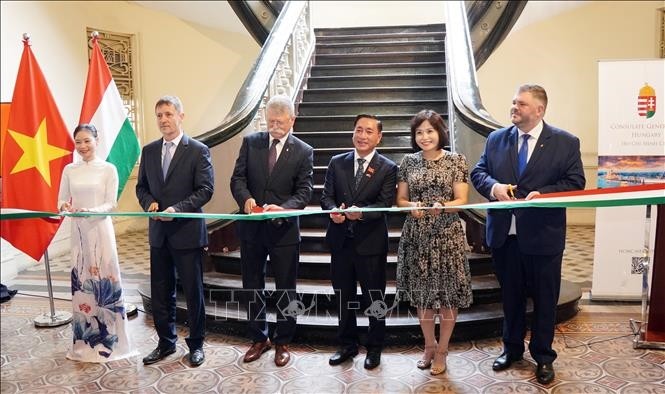 Chủ tịch Quốc hội Hungary cắt băng khai mạc triển lãm ảnh về Thành phố Hồ Chí Minh đầu thế kỷ XX - ảnh 1