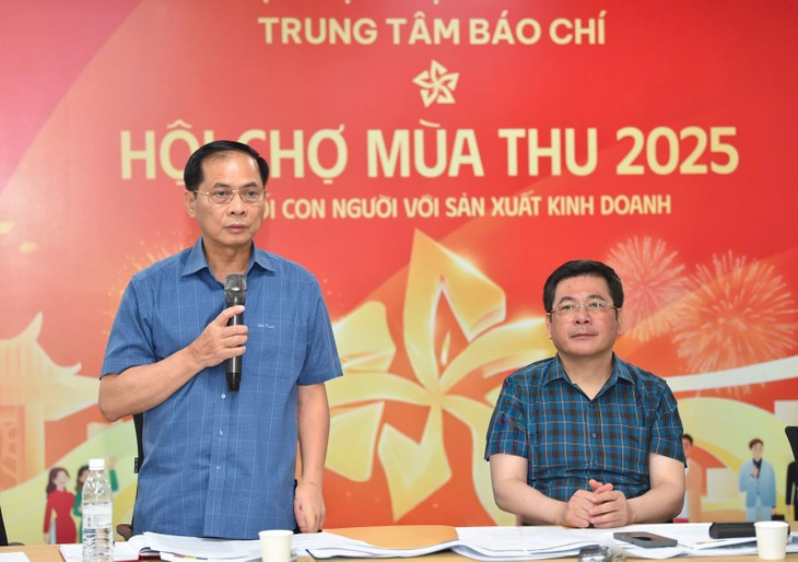 Đẩy nhanh tiến độ thi công các gian hàng tại Hội chợ mùa Thu 2025 - ảnh 1