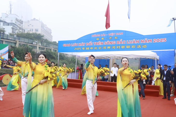 Thanh niên Việt Nam - Trung Quốc hát đối trên sông Bắc Luân - ảnh 1