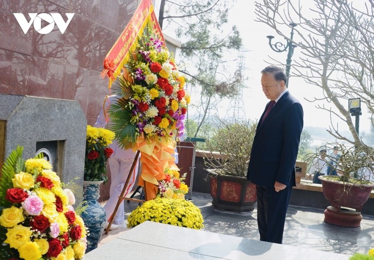 Tổng Bí thư Tô Lâm dâng hương tưởng niệm Chủ tịch Hồ Chí Minh tại Nghệ An - ảnh 4