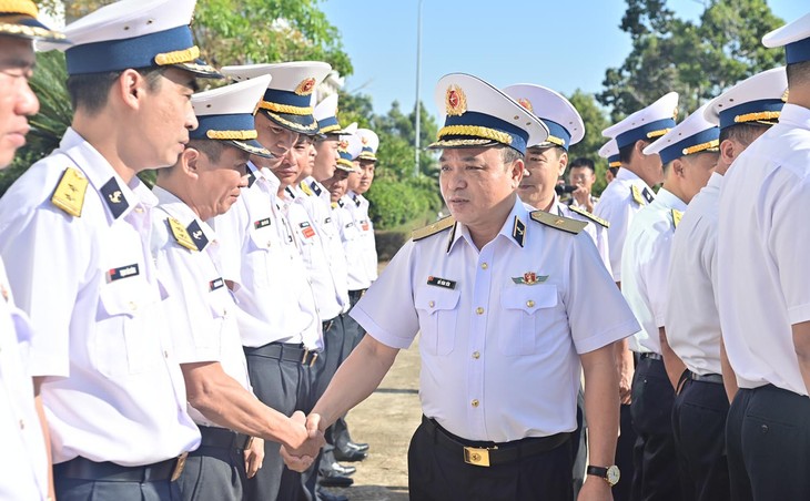 Thăm, tặng quà và chúc Tết Nguyên đán các lực lượng làm nhiệm vụ trên tuyến biển - ảnh 1