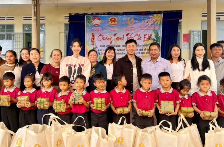 Новогодняя атмосфера уже воцаряется в отдалённых и пострадавших от тайфуна Яги районах - ảnh 1