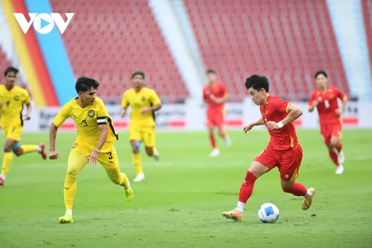 Одолев Малайзию, молодёжная сборная Вьетнама по футболу уверенно вышла в полуфинал 33-х игр ЮВА - ảnh 3