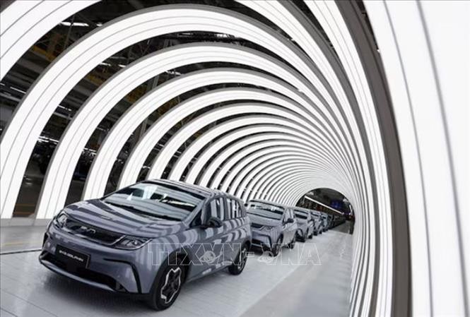 Китайский автопроизводитель BYD обошел американскую компанию Tesla по итогам 2025 года - ảnh 1