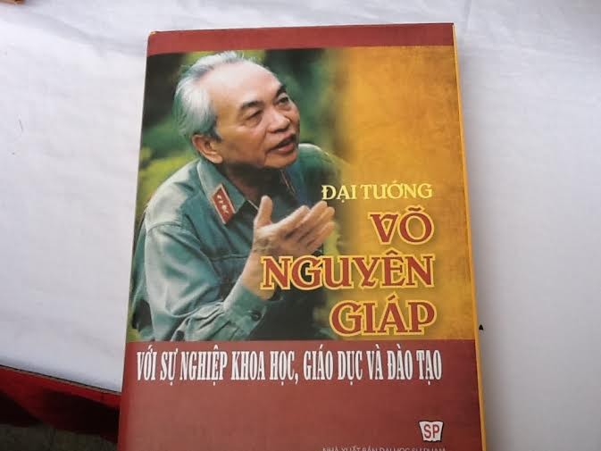 បង្ហាញមុខសៀវភៅ”នាយឧត្តមសេនីយ៍ Vo Nguyen Giapជាមួយបុព្វហេតុ វិទ្យាសាស្រ្តអប់រំបណ្តុះបណ្តាល - ảnh 1