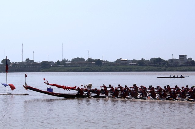 ລາວຈັດຕັ້ງບຸນຊ່ວງເຮືອປະເພນີປີ2015 - ảnh 1