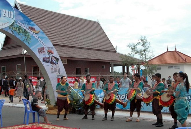 ຫວຽດນາມເຂົ້າຮ່ວມງານບຸນທະເລກຳປູເຈຍ2015 - ảnh 1