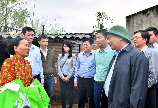 ນາຍົກລັດຖະມົນຕີຮຽກຮ້ອງຕ້ອງສະໜອງທີ່ດິນ,ໜູນຊ່ວຍການສ້າງເຮືອນຢູ່ໃຫ້ປະຊາຊົນຖືກຜົນສະທ້ອນຈາກໄພນ້ຳຖ້ວມ - ảnh 1