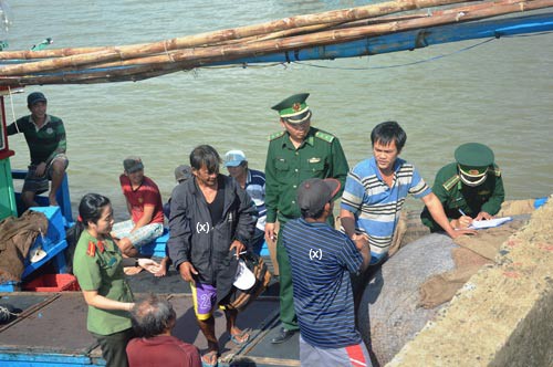 ຊາວປະມົງຟຸ໋ອຽນກູ້ຊີບຊາວປະມົງຟີລິບປີນ 2 ຄົນປະສົບເຄາະຮ້າຍບົນທະເລ - ảnh 1