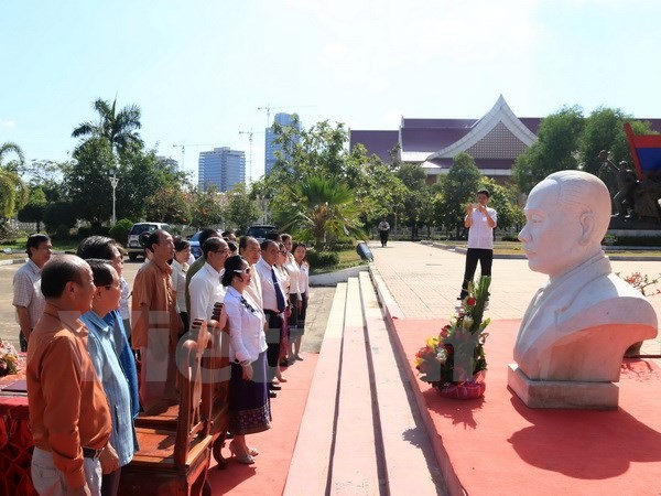 ພິ​ທີ​ມອບຮູບປັ້ນ​ເຄິ່ງ​ຄີງ​ອະ​ດີ​ດ​ປະ​ທານ ສຸ​ພາ​ນຸ​ວົງ - ảnh 1