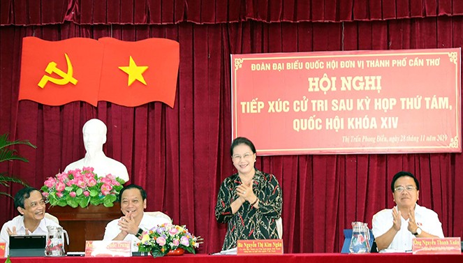 越南国会主席阮氏金银与芹苴市丰田镇选民接触 - ảnh 1