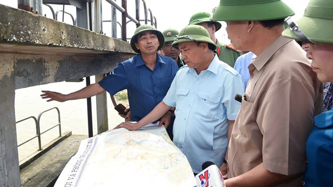 លោក Nguyen Xuan Phuc អញ្ជើញទៅត្រួតពិនិត្យ បញ្ជាណែនាំជំនះពុះពារភ្លៀងធ្លាក់ និងទឹកជំនន់ - ảnh 1