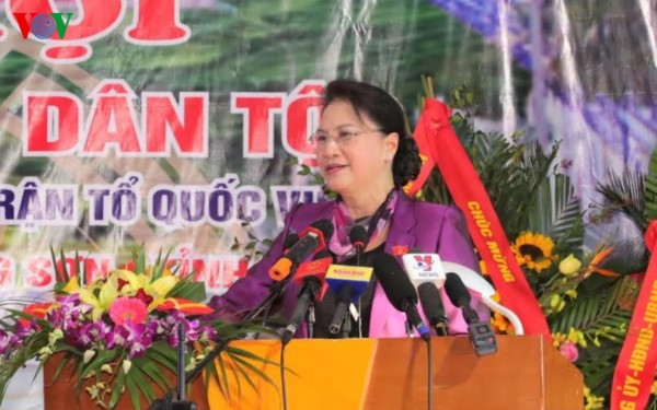 លោកស្រី Nguyen Thi Kim Ngan អញ្ជើញចូលរួមមហោស្រពមហាសាមគ្គីជនជាតិនៅខេត្ត Hoa Binh - ảnh 1