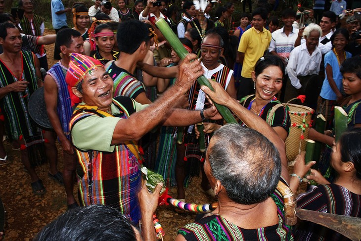 ពិធីកាប់ក្របីជប់លៀងបូជាទេវតាអំណររដូវថ្មីរបស់ជនជាតិ Ma - ảnh 1