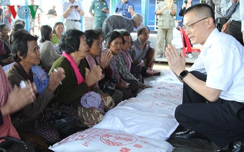 ប្រគល់អំណោយរបស់នាយករដ្ឋមន្រ្តីលោក Nguyen Xuan Phuc សំរាប់គ្រួសារ អាណិកជនវៀតណាមនៅកម្ពុជា - ảnh 1