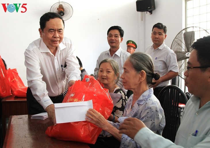 សកម្មភាពទៅសាកសួរសុខទុក្ខនិងជូនពរចូលឆ្នាំថ្មីប្រពៃណីតាមតំបន់នានានៅទូទាំងប្រទេសវៀតណាម - ảnh 1