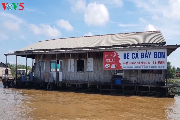 លោក Bay Bon ៖ មហាសេដ្ឋីចិញ្ចឹមត្រីបែរលើទន្លេ Hau - ảnh 1