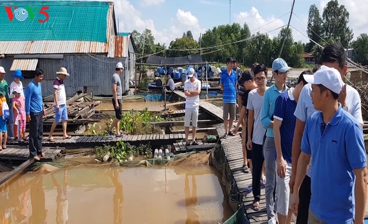 លោក Bay Bon ៖ មហាសេដ្ឋីចិញ្ចឹមត្រីបែរលើទន្លេ Hau - ảnh 3