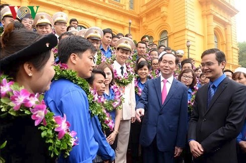 ប្រធានរដ្ឋលោក Tran Dai Quang ជួបមុខកម្មាភិបាលសម្ព័ន្ធយុវជនជា គំរូដែលទទួលបានពានរង្វាន់ Ly Tu Trong  - ảnh 1