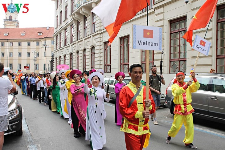 វៀតណាមអញ្ជើញចូលរួម Festival នៃបណ្តាជនជាតិភាគតិច នៅទូទាំងប្រទេសឆេក ​ឆ្នាំ២០១៨ - ảnh 1