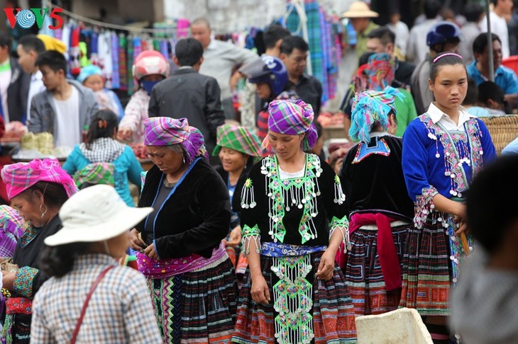 ផ្សារបុរមបុរាណនៅជើងភ្នំ Hoang Lien Son - ảnh 1