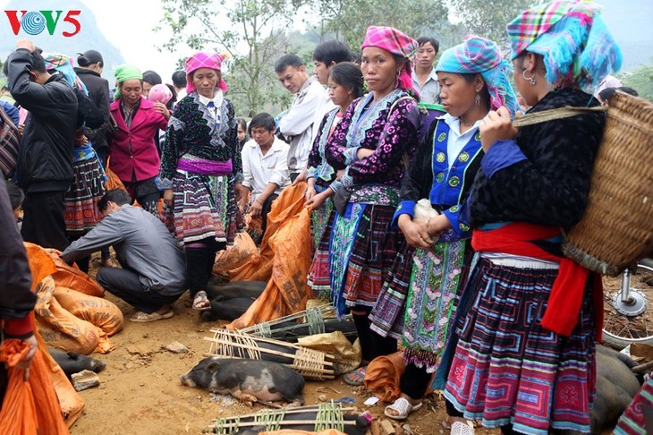 ផ្សារបុរមបុរាណនៅជើងភ្នំ Hoang Lien Son - ảnh 2