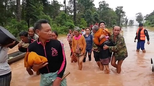 វៀតណាមជួយឧបត្ថម្ភប្រទេសឡាវយ៉ាងសកម្មក្នុងការជំនះពុះពារឧប្បត្តិហេតុបាក់ទំនប់នៅខេត្ត Attapeu - ảnh 1