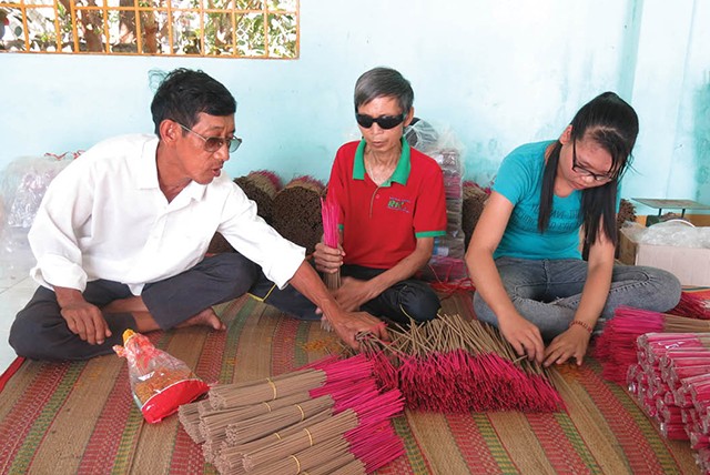 មជ្ឈិមសមាគមជនខ្វាក់ភ្នែកបានផ្តល់ទឹកប្រាក់ជាង ៥០ពាន់លានដុងជួយជនខ្វាក់ភ្នែកខ្ចីបម្រើផលិតកម្ម - ảnh 1