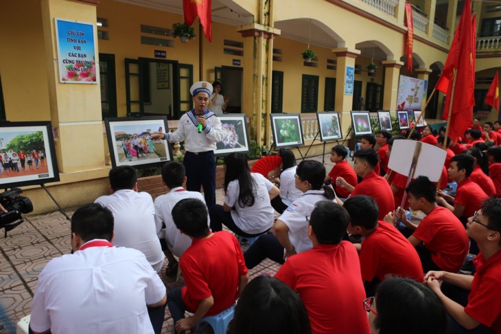 សារពោរពេញទៅដោយមនោសញ្ចេតនារបស់សិស្សានុសិស្សរដ្ឋធានីហាណូយបញ្ជូនទៅប្រជុំកោះ Truong Sa - ảnh 3