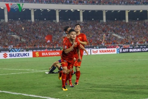 AFF Suzuki Cup ២០១៨៖  ប្រព័ន្ធផ្សព្វផ្សាយអាស៊ីបាន​កោតសរសើរ​ចំពោះជ័យជំនះឈានចូលវគ្គផ្តាច់ព្រ័ត្ររបស់ក្រុមបាល់ទាត់ជម្រើសជាតិវៀតណាម - ảnh 1