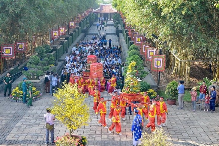 ទីក្រុងហូជីមិញរៀបចំពិធីថ្វាយសែននំ Tet ជូនស្ដេច Hung - ảnh 1