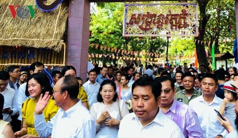 ប្រជាជនកម្ពុជាទទួលអំណរបុណ្យចូលឆ្នាំថ្មីប្រពៃណីយ៉ាងសប្បាយរីករាយ - ảnh 2